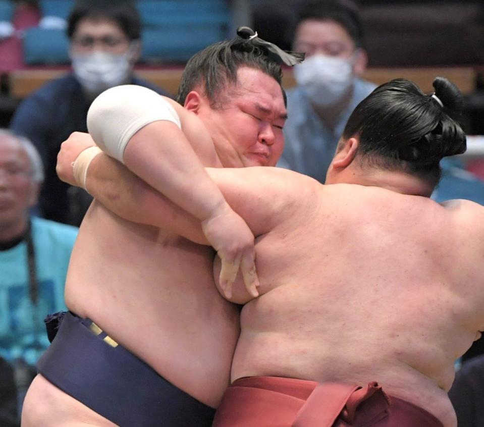 徳勝龍を攻める友風（左）＝撮影・北村雅宏