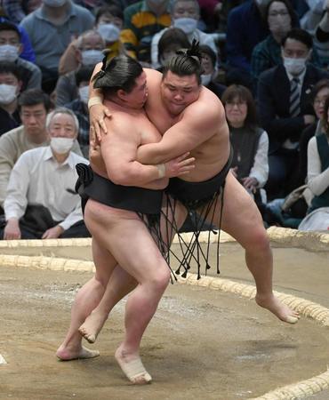 　正代（左）は押し倒しで霧馬山を破る