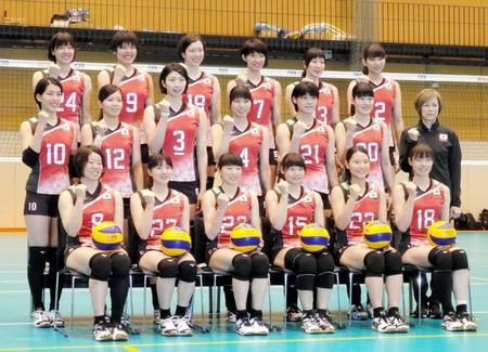 　バレーボール女子日本代表　中列左から２人目が佐藤美弥さん＝２０１８年撮影