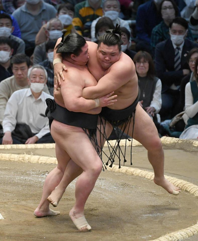 　正代（左）は押し倒しで霧馬山を破る