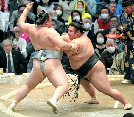 　玉鷲（左）を押し出す貴景勝（撮影・北村雅宏）