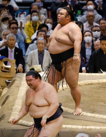 貴景勝に不安、左脚痛めたか　正代を押し出し２連勝