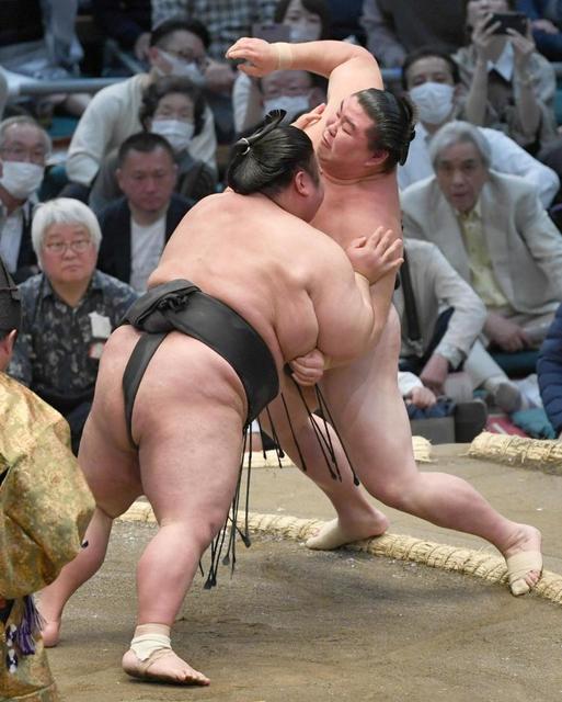 綱とりかかる貴景勝　２勝目も左足負傷か　粂川親方「ちょっと心配」