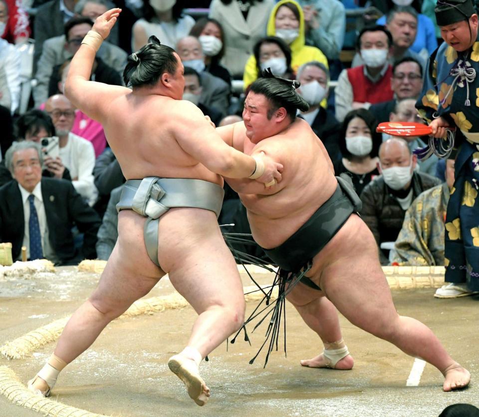 　玉鷲（左）を押し出す貴景勝（撮影・北村雅宏）