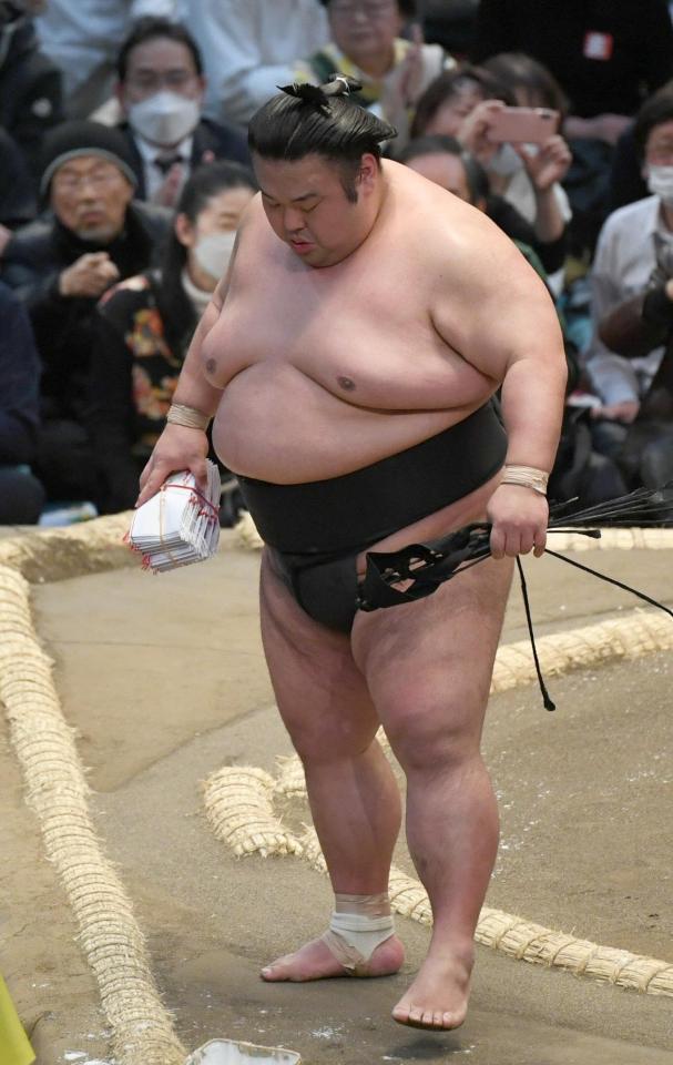 　正代に勝った貴景勝は左足を気にしながら土俵を降りる