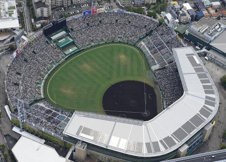 　昨夏の全国高校野球大会で、大勢の観客が訪れた甲子園球場＝兵庫県西宮市