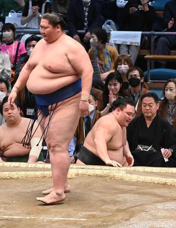 　逸ノ城に上手投げで敗れた朝乃山（右）