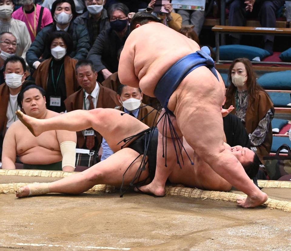 　逸ノ城に上手投げで敗れる朝乃山（奥）