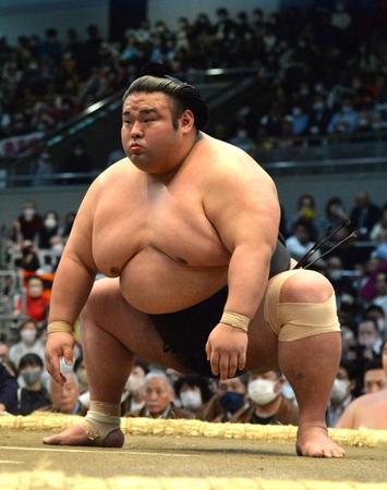 　前日痛めた左膝にテーピングをして出場した貴景勝（撮影・和田康志）