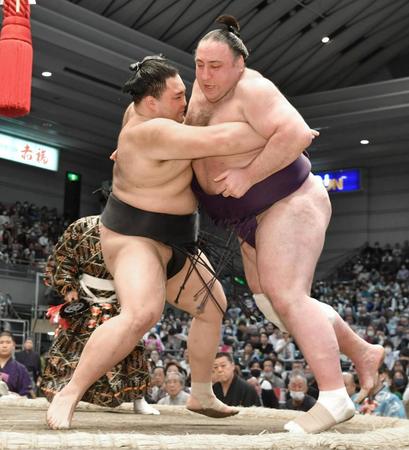 朝乃山㊧が寄り切りで栃ノ心を下す　※※　＝エディオンアリーナ大阪