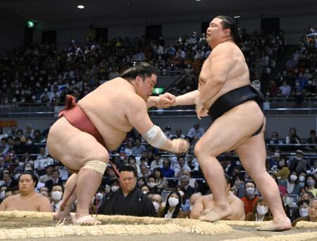 　大栄翔（左）が押し出しで正代を破る＝エディオンアリーナ大阪