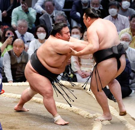 　貴景勝（左）が押し出しで竜電を下す