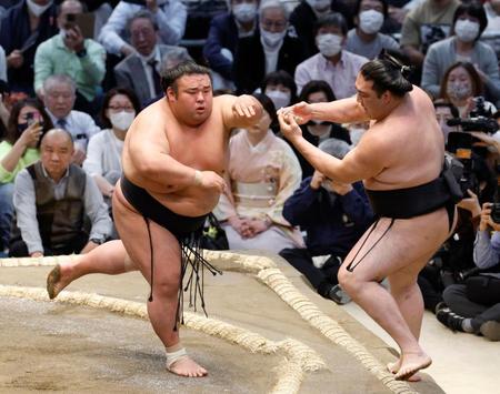 　貴景勝（左）が押し出しで竜電を下す