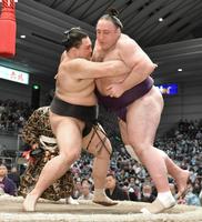 朝乃山㊧が寄り切りで栃ノ心を下す　※※　＝エディオンアリーナ大阪