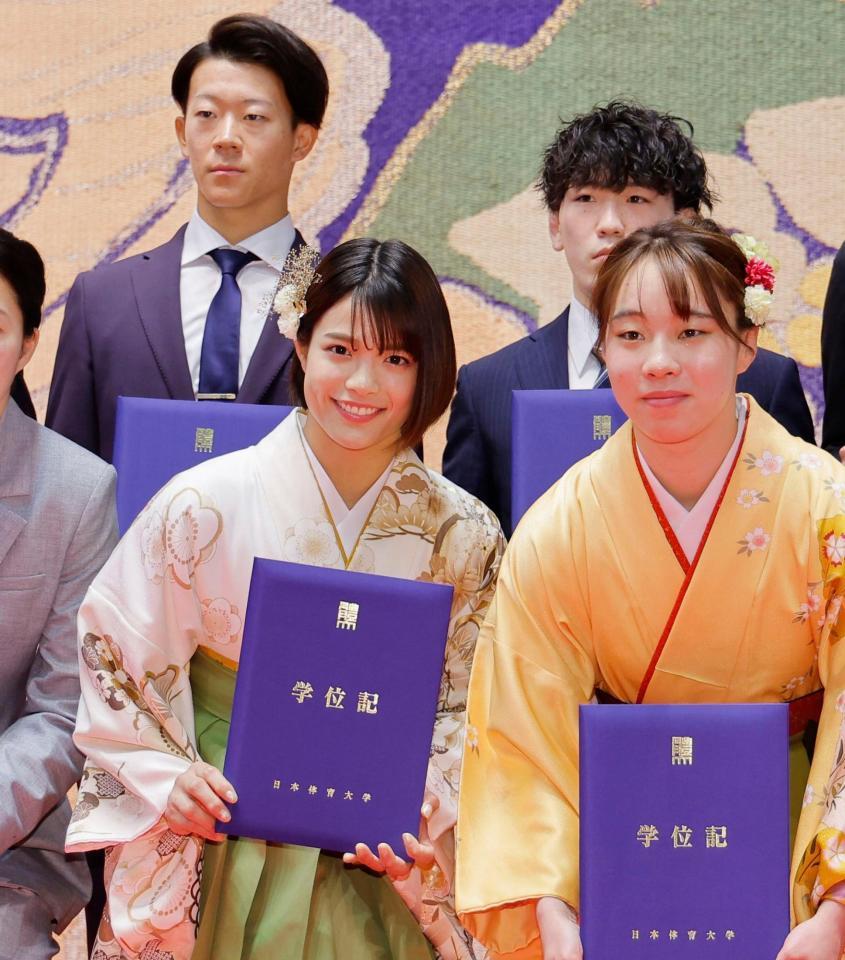 　日体大の卒業式で記念写真に納まる阿部詩（前列左）と入江聖奈（同右）。後列左は矢沢宏太＝１５日、東京都世田谷区