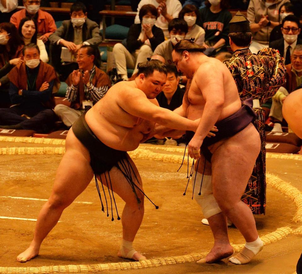 　元大関対決を制して１敗を守った朝乃山（左）＝撮影・和田康志