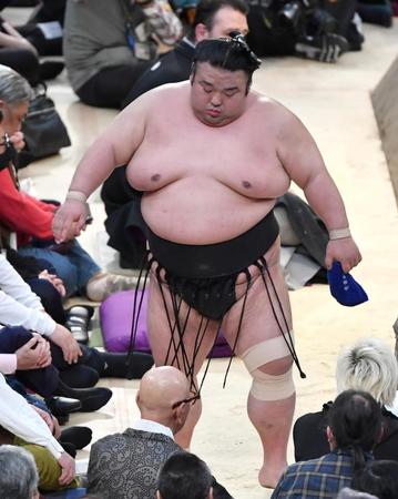 　御嶽海に敗れ、３敗目を喫した貴景勝