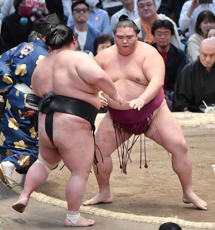 　貴景勝（左）は押し出しで破れた