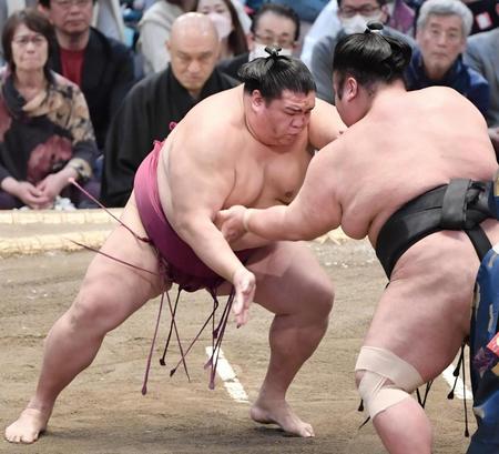 　貴景勝（右）を攻める御嶽海。押し出しで破る