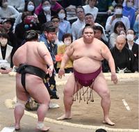 　御嶽海（右）に押し出しで破れた貴景勝