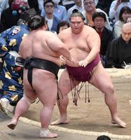 　貴景勝（左）は押し出しで破れた