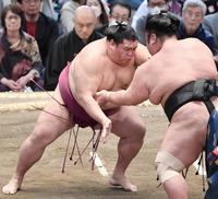 　貴景勝（右）を攻める御嶽海。押し出しで破る