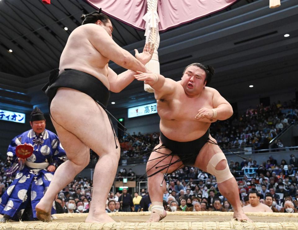 　竜電を激しく攻める貴景勝（右）