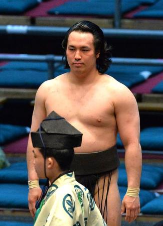 　月岡との全勝対決を制して勝ち越しを決めた須山（撮影・和田康志）