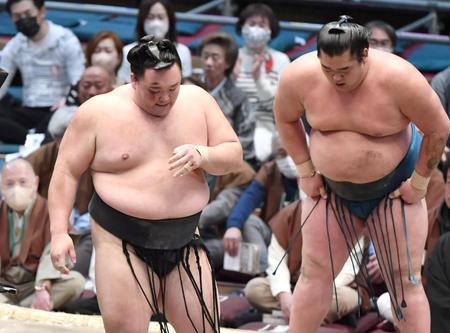 　湘南乃海（右）を下手投げで下した朝乃山