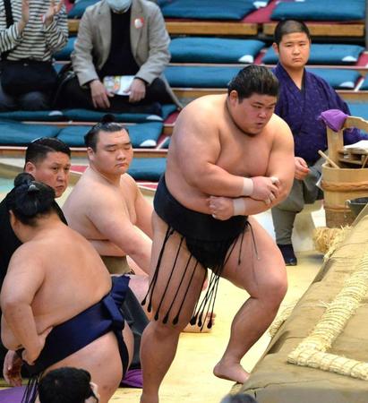　左腕を押さえ顔をゆがめる落合（撮影・和田康志）