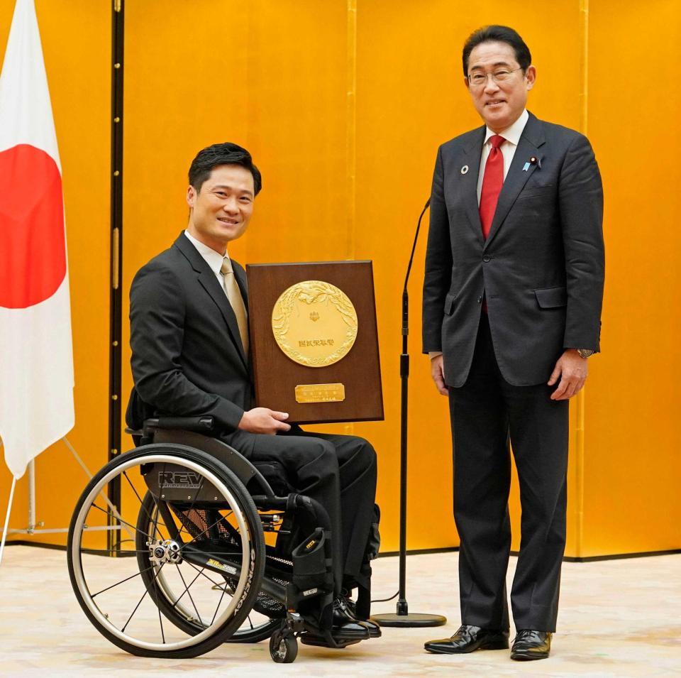 　岸田首相（右）から盾を受け取る国枝慎吾さん