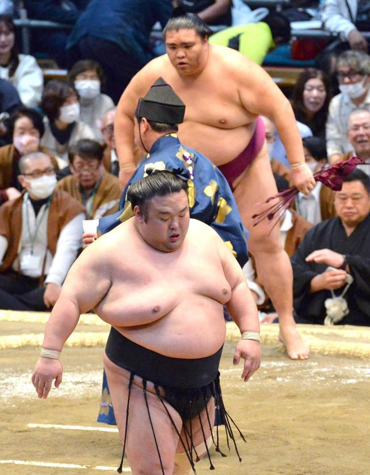 　御嶽海（奥）に敗れ、３敗となり肩を落として引き揚げる貴景勝（撮影・和田康志）
