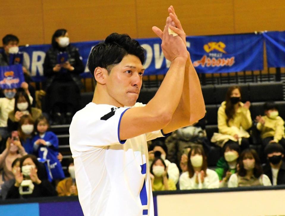 　１０日に亡くなった藤井直伸さんの追悼試合を終え、会場を１周する際に涙を見せる東レ主将の峯村雄大