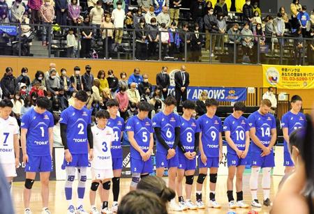 　東レは試合前、１０日に死去した藤井直伸さんを哀悼する黙とうをささげた