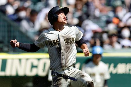 　大分商-作新学院　２回裏、上野の先制２点打で生還し喜ぶ作新学院の二走沢田＝甲子園