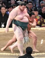 　碧山を寄り切りで下す翠富士（右）＝撮影・北村雅宏