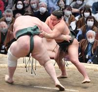 　碧山（左）を攻める翠富士。寄り切りで下す