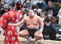 　碧山を下し、勝ち越しを決めた翠富士