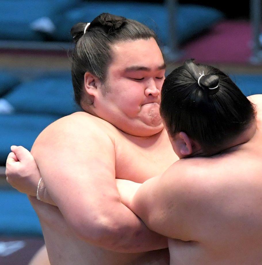 　竜輝を攻める朝阪神（左）＝撮影・北村雅宏