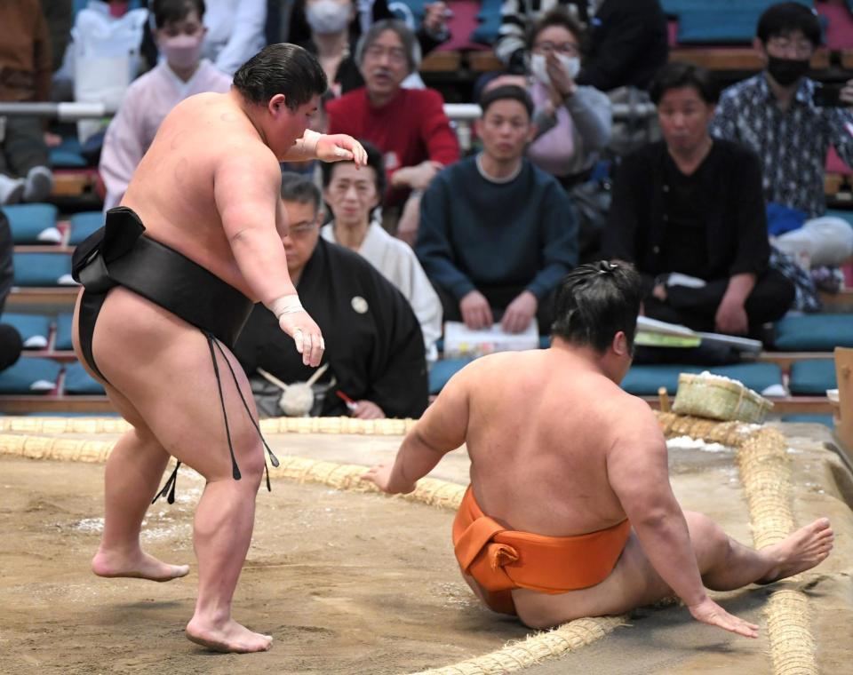 　志摩ノ海を肩すかしで破る落合（左）＝撮影・北村雅宏