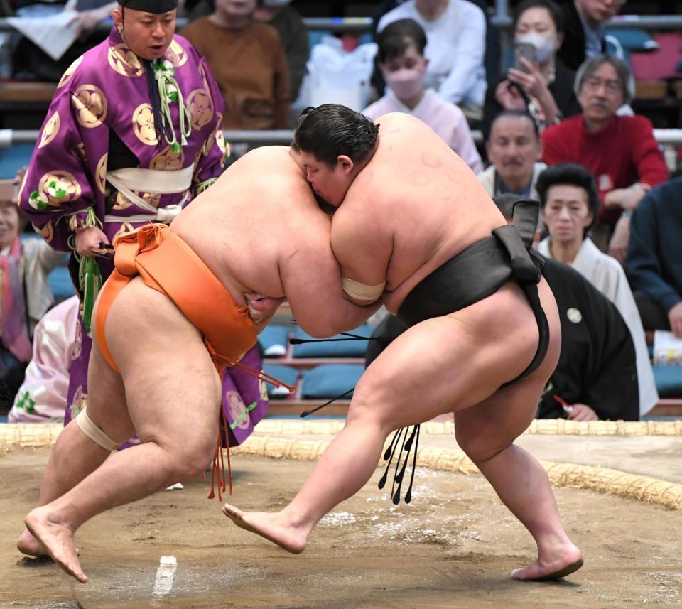 　志摩ノ海に足を出す落合（右）＝撮影・北村雅宏