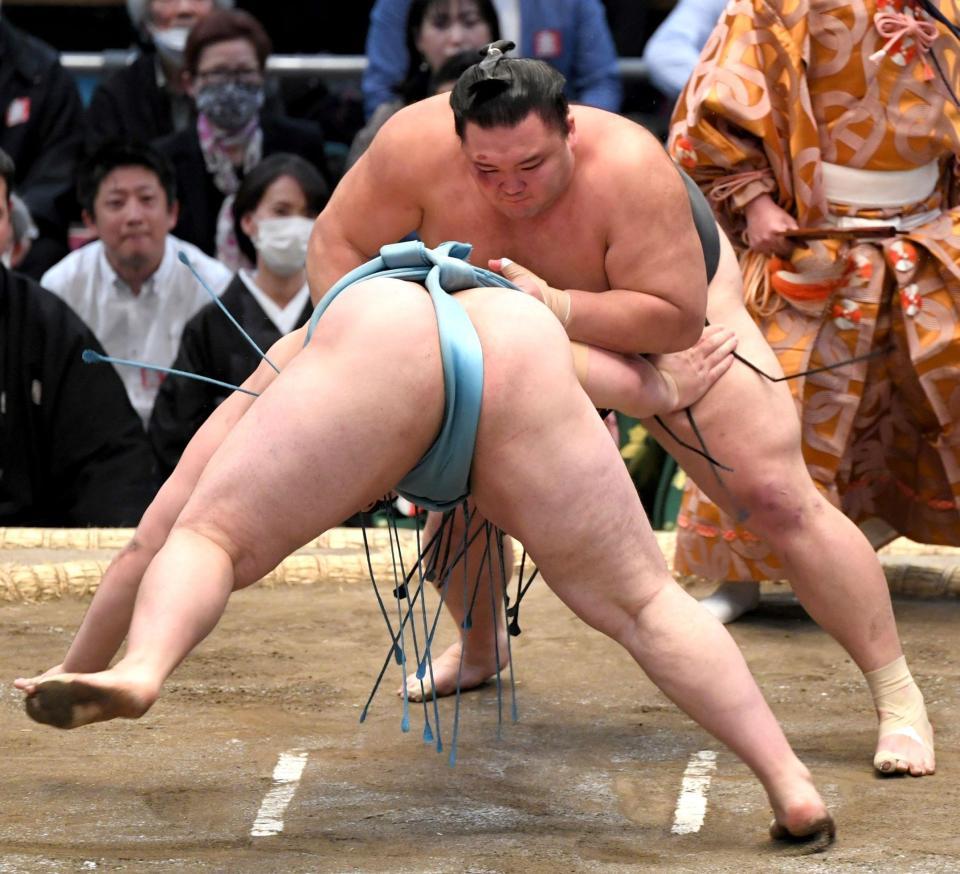 　欧勝馬をはたき込みで下す朝乃山（奥）＝撮影・北村雅宏