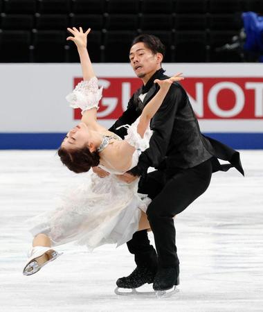 調整する村元哉中（左）・高橋大輔組＝さいたまスーパーアリーナ