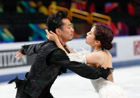 調整する村元哉中（右）・高橋大輔組＝さいたまスーパーアリーナ