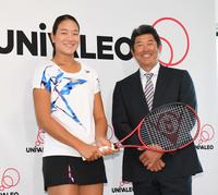 　プロ転向を表明し、笑顔の石井さやか（左）と父・石井琢朗氏（撮影・三好信也）