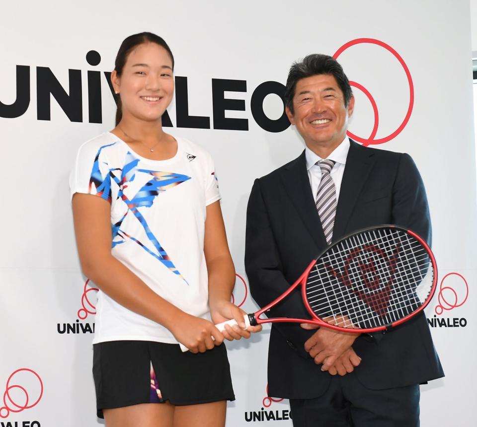 　プロ転向を表明し、笑顔の石井さやか（左）と父・石井琢朗氏（撮影・三好信也）