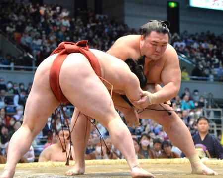 　食い下がる炎鵬（左）を攻める朝乃山（撮影・和田康志）