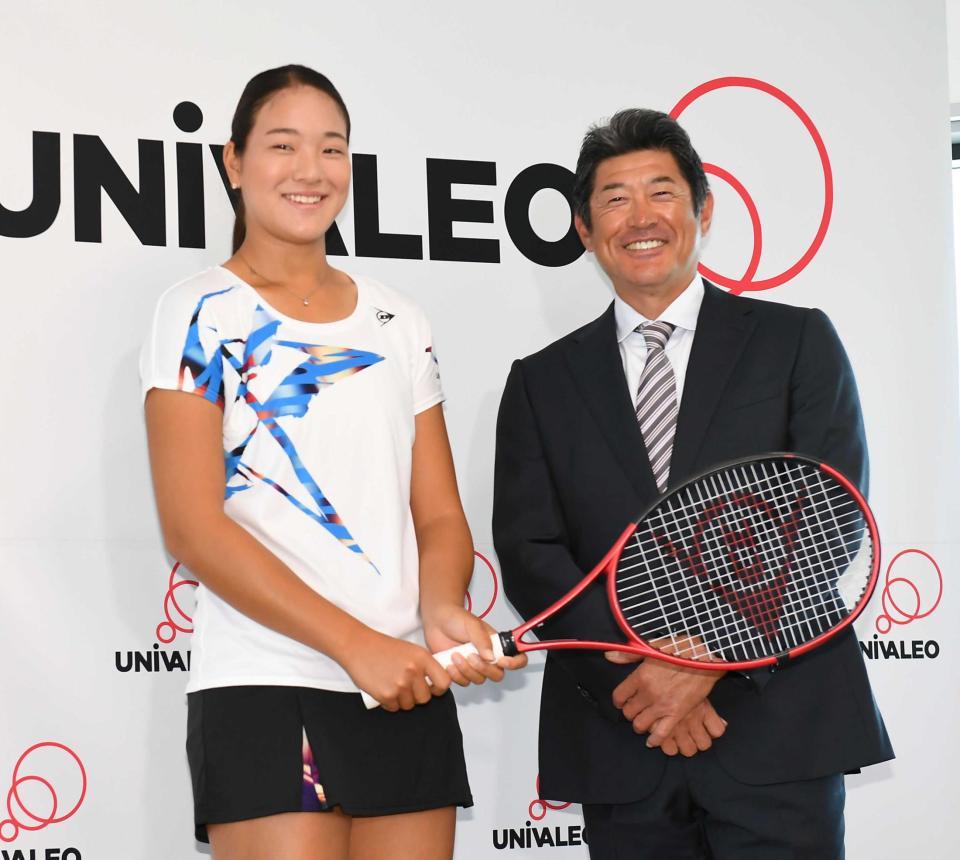 　プロ転向を表明し笑顔の石井さやか（左）と父・石井琢朗氏（撮影・三好信也）