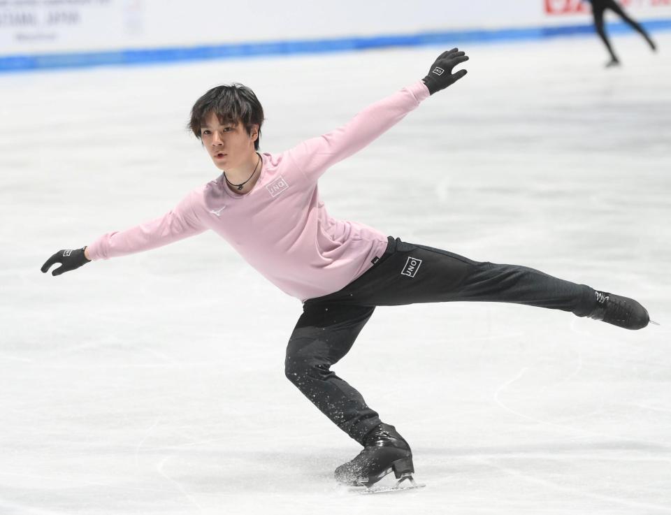 　練習用のリンクで着氷に成功する宇野昌磨（撮影・堀内翔）