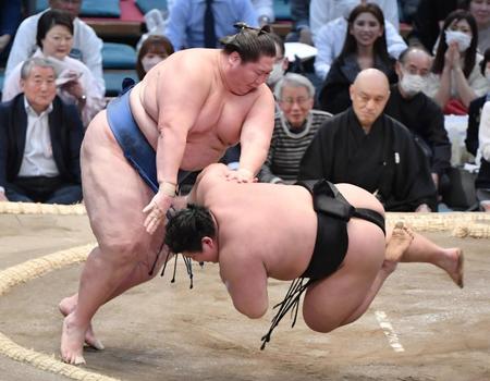 　逸ノ城（左）が突き落としで落合を下す